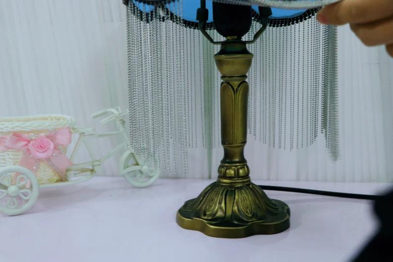レトロなタッセルの横のテーブルスタンプ