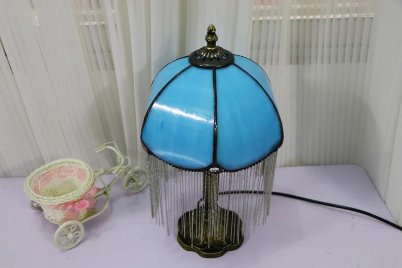 レトロなタッセルの横のテーブルスタンプ