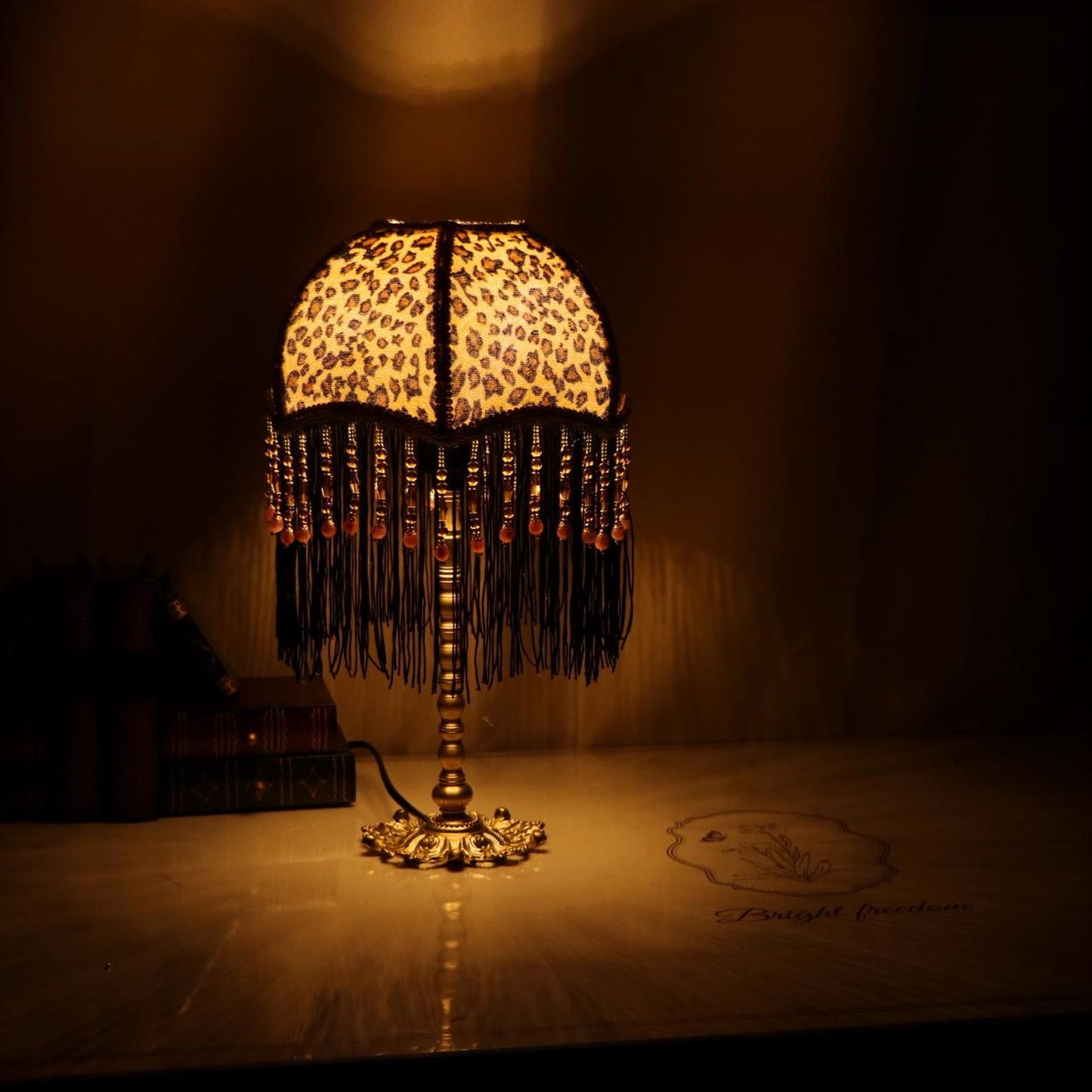 Tischlampe mit Leopardenmuster