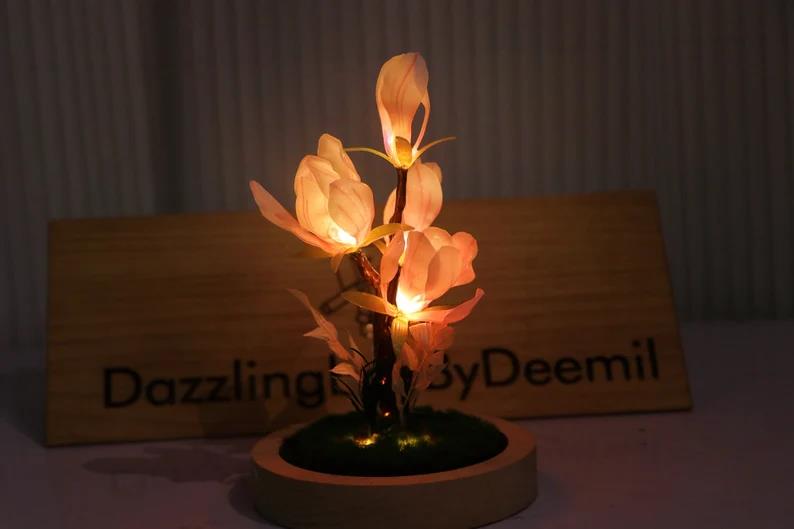 Nachtlicht mit Magnolienblüte