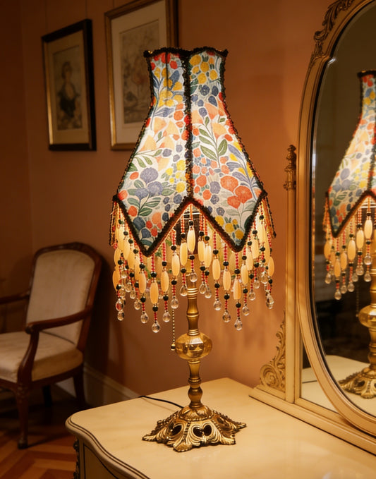 Lampe im Landhausstil mit Blumenmuster als Geschenk zur Einweihung 