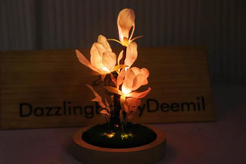 Nachtlicht mit Magnolienblüte