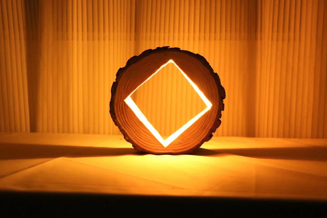 Log Rhombus Tischlampe