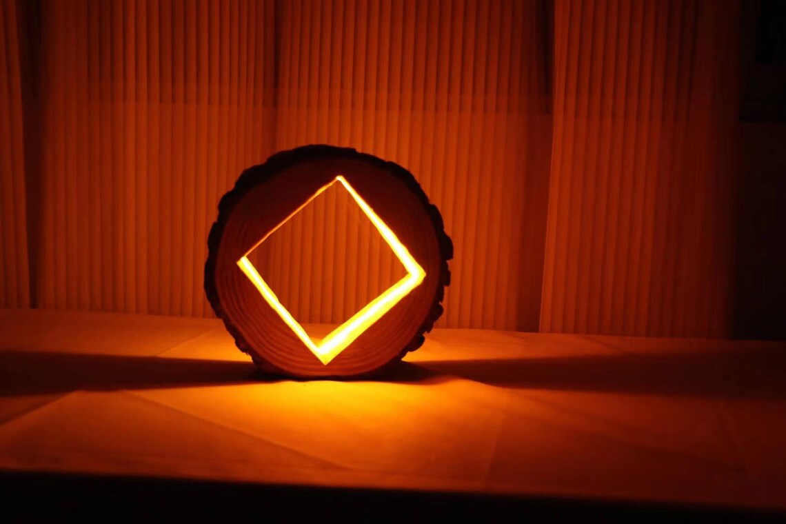 Log Rhombus Tischlampe