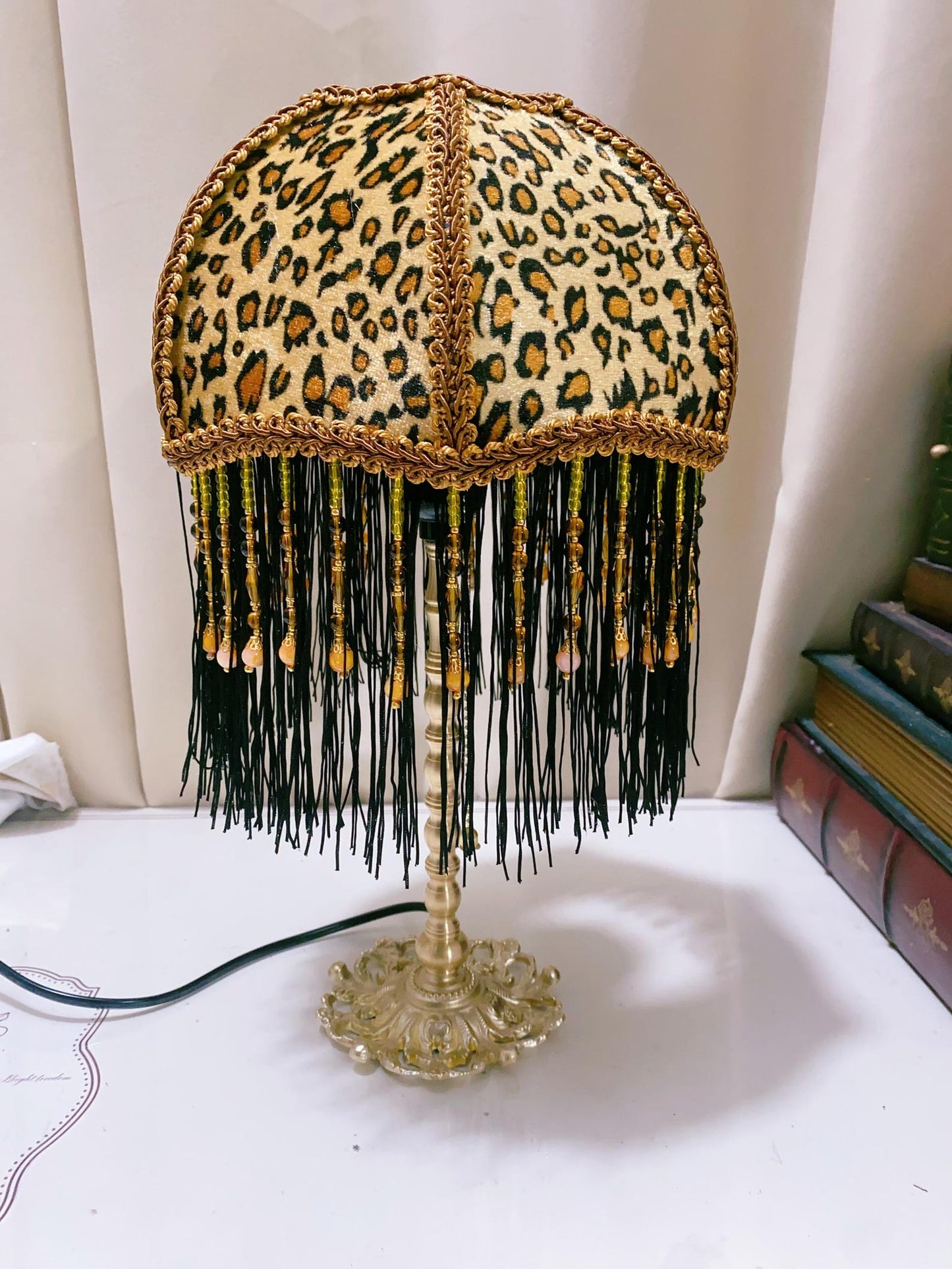 ヒョウ柄テーブルランプ